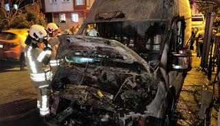 Maltepe'de park halindeki 3 ara&ccedil; yandı