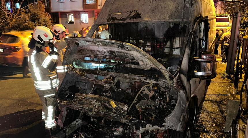 Maltepe'de park halindeki 3 ara&ccedil; yandı