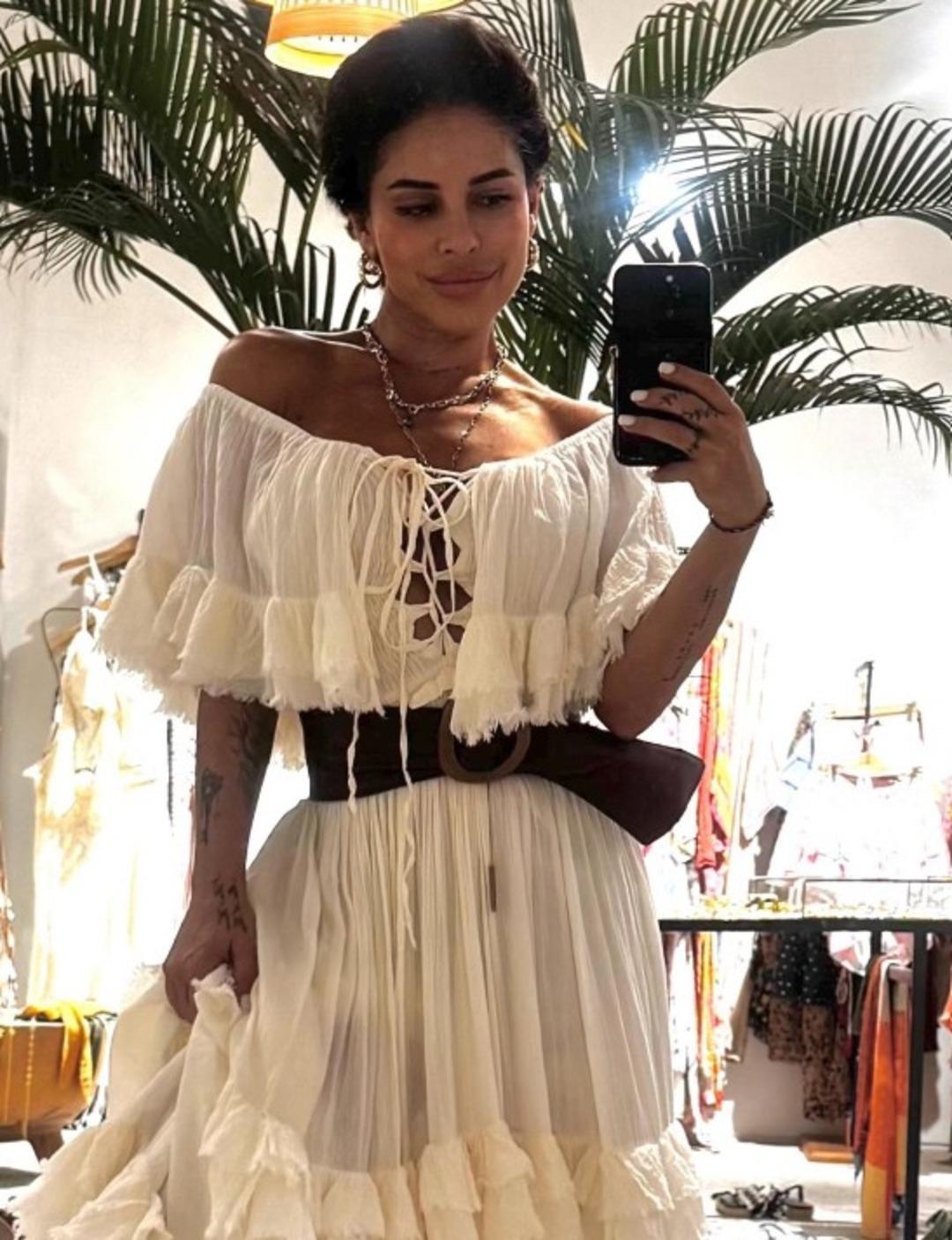 Oyunculuğu bırakıp &uuml;lkeyi terk etmişti! Kanserle m&uuml;cadele eden Irmak &Uuml;nal ın son hali g&uuml;ndemde! Yorum yağdı... 6