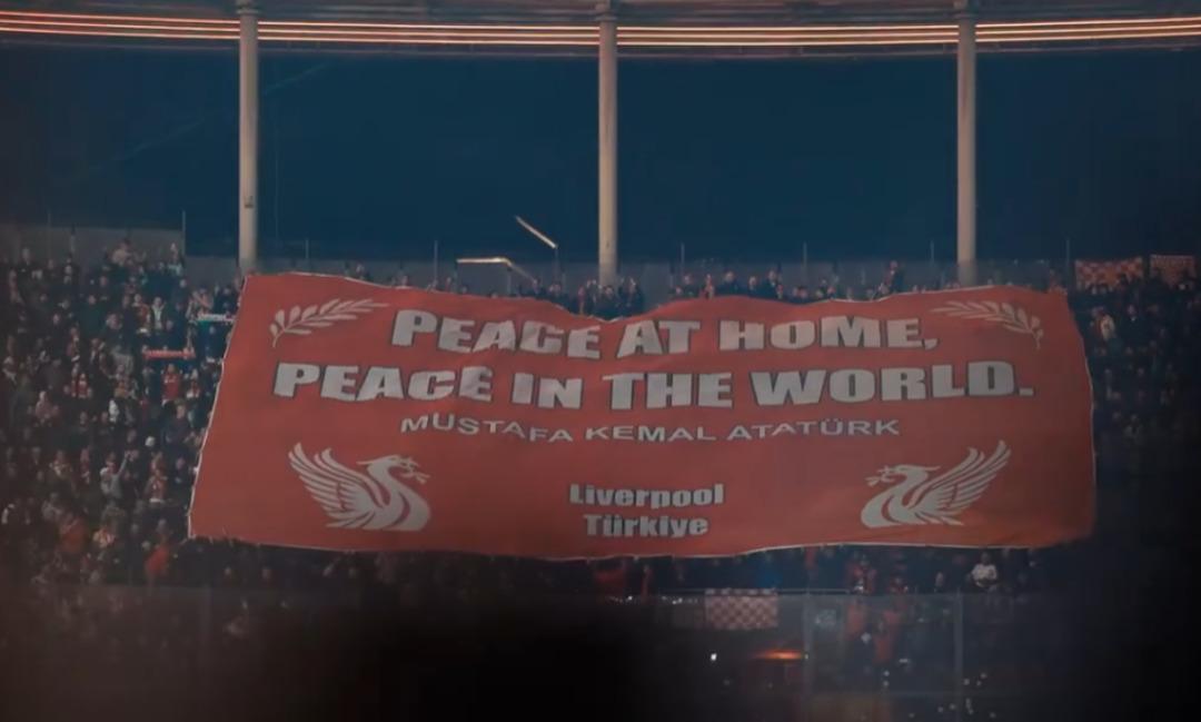 Liverpool taraftarlarından Galatasaray ma&ccedil;ında ses getiren  Atat&uuml;rk  pankartı! 1