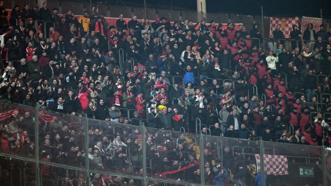 Liverpool taraftarlarından Galatasaray ma&ccedil;ında ses getiren  Atat&uuml;rk  pankartı! 2