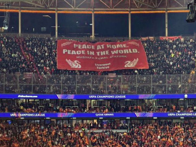 Liverpool taraftarlarından 'Atat&uuml;rk' pankartı!