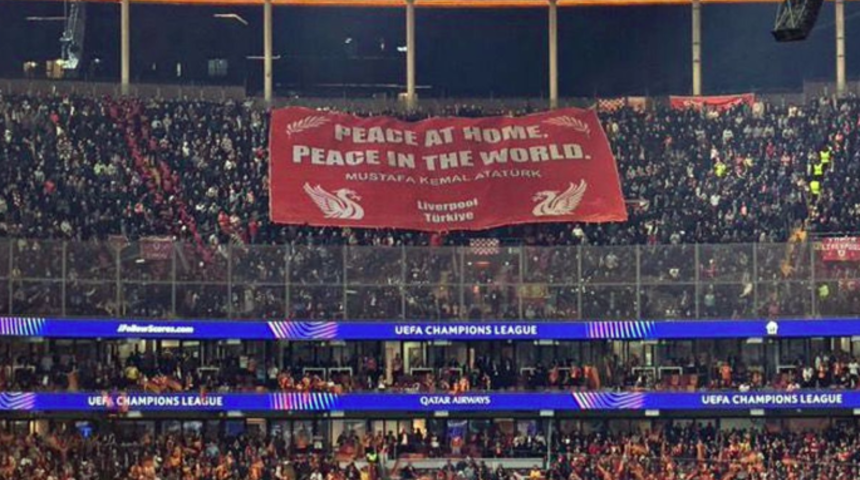 Liverpool taraftarlarından Galatasaray ma&ccedil;ında ses getiren 'Atat&uuml;rk' pankartı!