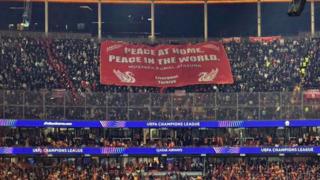 Liverpool taraftarlarından Galatasaray maçında ses getiren 'Atatürk' pankartı!