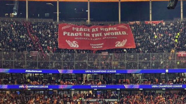 Liverpool taraftarlarından Galatasaray maçında ses getiren 'Atatürk' pankartı!