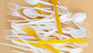 Tek kullanımlık plastiklere yasak geliyor! Piyasadan kalkabilir