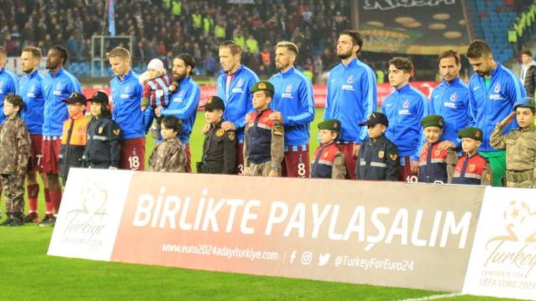 Trabzonsporlu taraftarlar istifa tezah&uuml;ratında bulundu