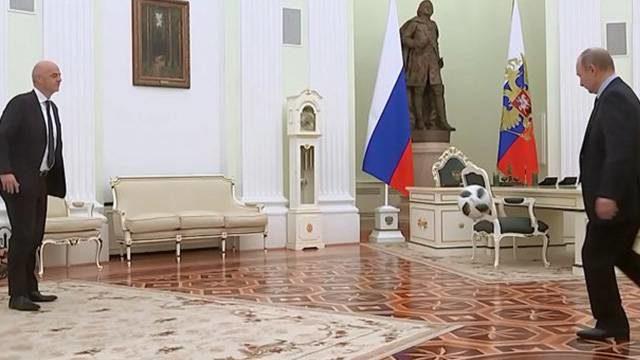 Putin ve Infantino Kremlin'de top sektirdi