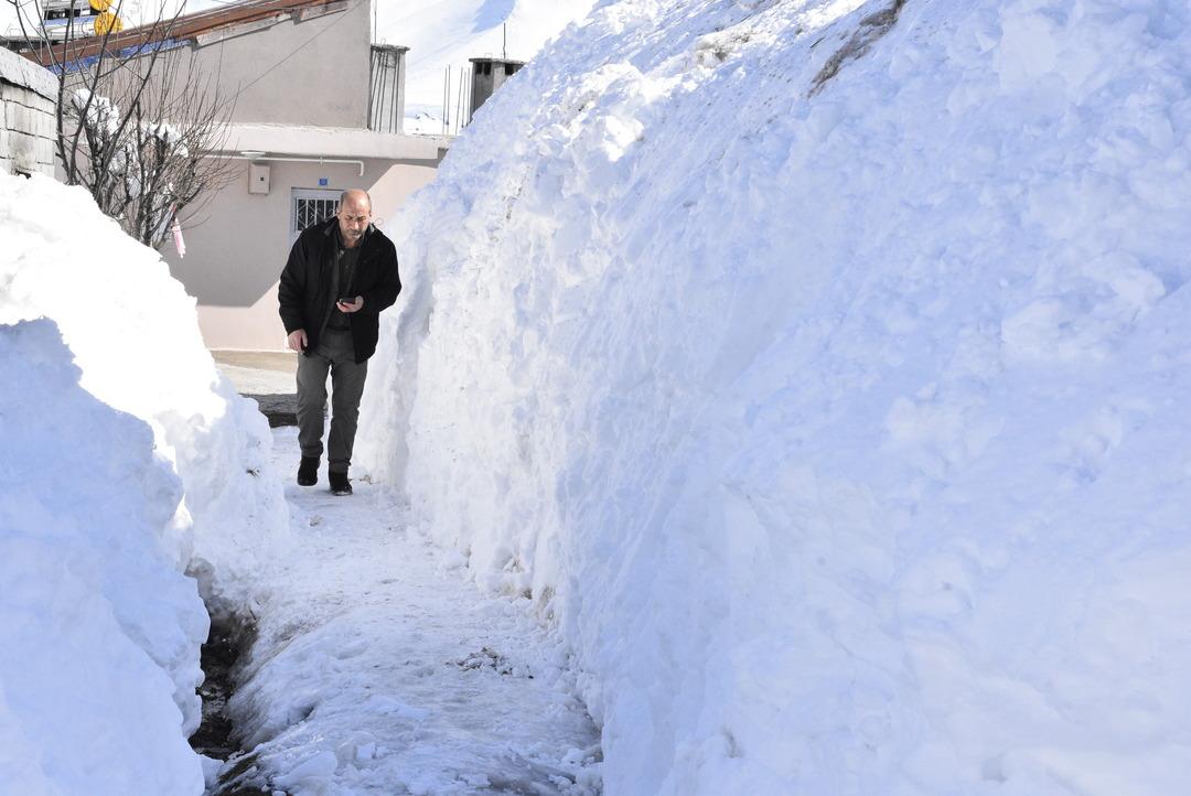 Kardan t&uuml;nel yapıp ulaşım sağlıyorlar! İnsan boyunu aşınca... 4