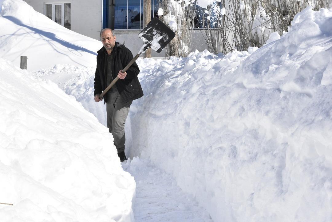 Kardan t&uuml;nel yapıp ulaşım sağlıyorlar! İnsan boyunu aşınca... 1
