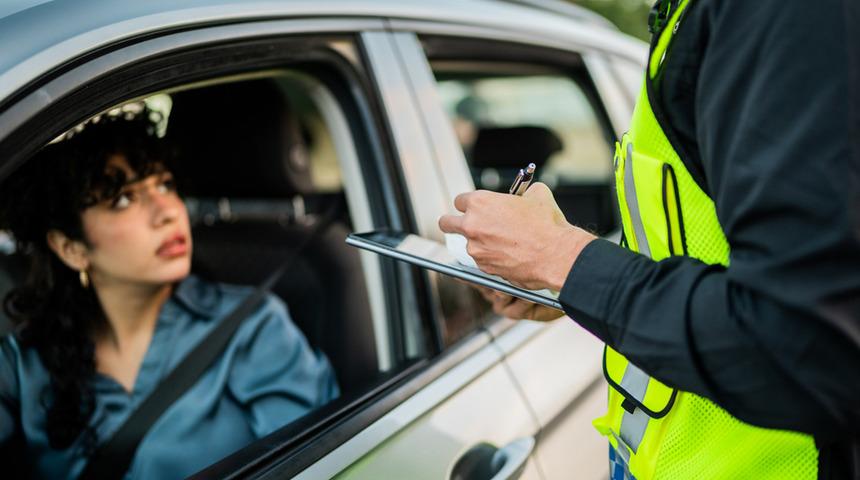 2026 yılı trafik cezaları arttı! Direksiyon başında telefonla konuşmanın cezası...