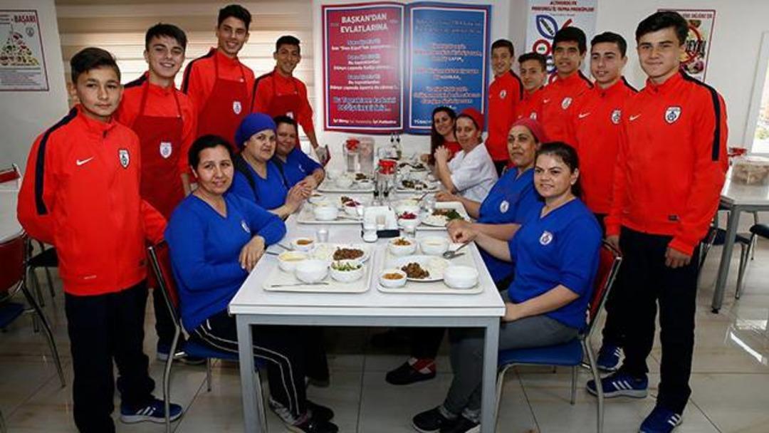 Altınordu'nun gen&ccedil;leri Kadınlar G&uuml;n&uuml; nedeniyle kul&uuml;p &ccedil;alışanlarına yardım etti