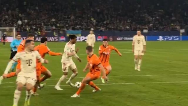 Michael Olise, Şampiyonlar Ligi'nde yürüyerek gol attı