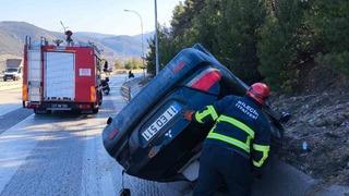 Kontrolden çıkan otomobil su kanalına devrildi