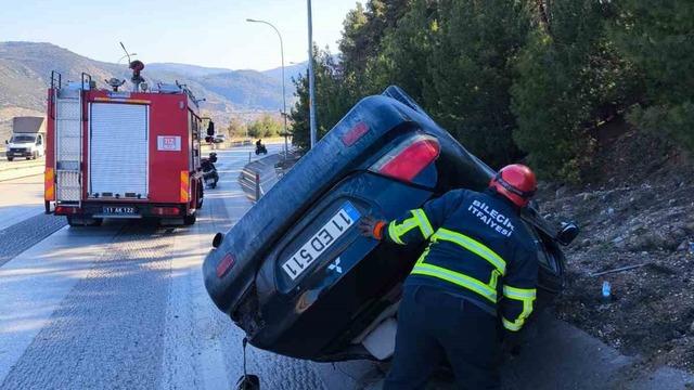 Kontrolden çıkan otomobil su kanalına devrildi