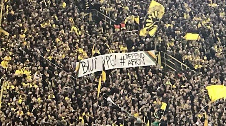 Dortmund trib&uuml;nlerinde YPG'ye destek pankartı a&ccedil;ıldı