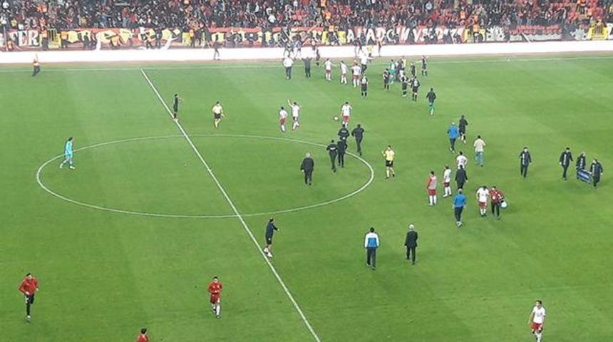 Eskişehirspor taraftarı sahaya girerek futbolcuya saldırdı!