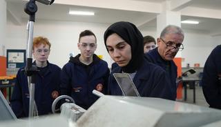 Kadın &ouml;ğretmen torna tezgahında &ouml;ğrenci yetiştiriyor