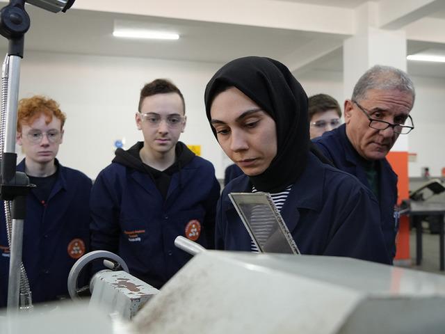 Kadın &ouml;ğretmen torna tezgahında &ouml;ğrenci yetiştiriyor