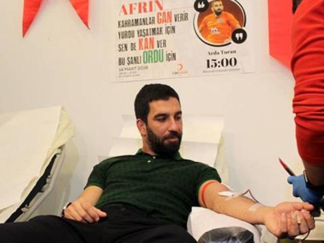 Arda Turan Afrin'deki askerler için kan verdi