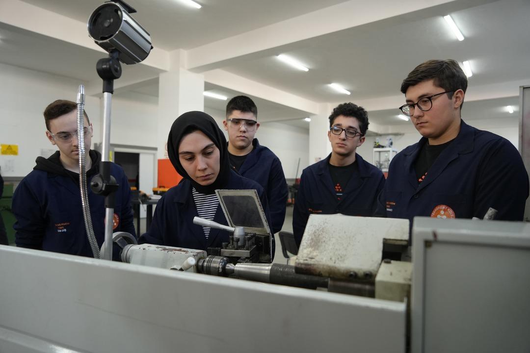 Kadın &ouml;ğretmen torna tezgahında &ouml;ğrencilerine &uuml;retimi &ouml;ğretiyor 2
