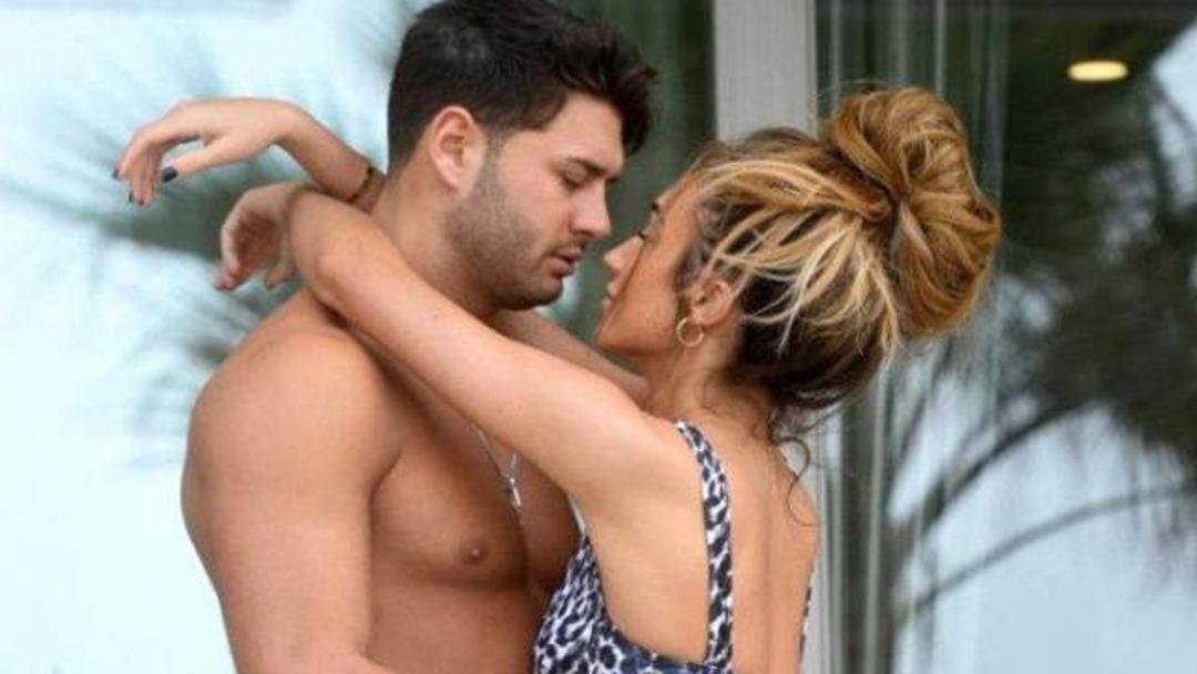 Michael Thalassitis sevgilisi Megan McKenna ile &ouml;p&uuml;ş&uuml;rken yakalandı