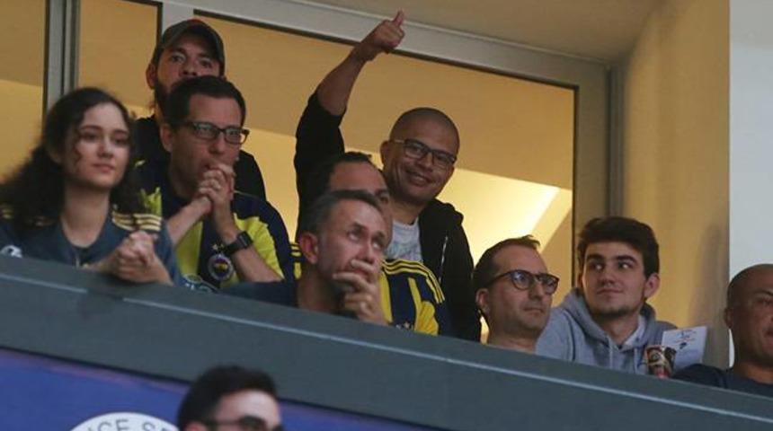 Fenerbah&ccedil;e Doğuş'u izleyen Alex de Souza'ya taraftarlardan b&uuml;y&uuml;k ilgi