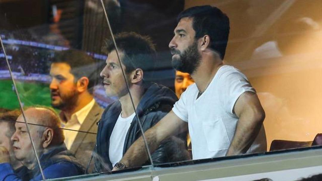 Başakşehir-Beşiktaş ma&ccedil;ında Arda Turan'a k&uuml;f&uuml;r edilince ortalık karıştı