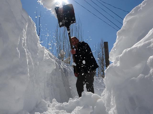 Y&uuml;ksekliği insan boyunu aştı: Karın altından t&uuml;nel yaptılar!