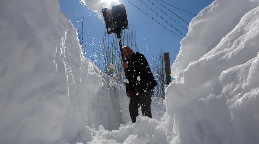 Kardan t&uuml;nel yapıp ulaşım sağlıyorlar! İnsan boyunu aşınca...