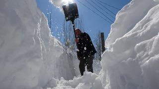 Kardan tünel yapıp ulaşım sağlıyorlar! İnsan boyunu aşınca...
