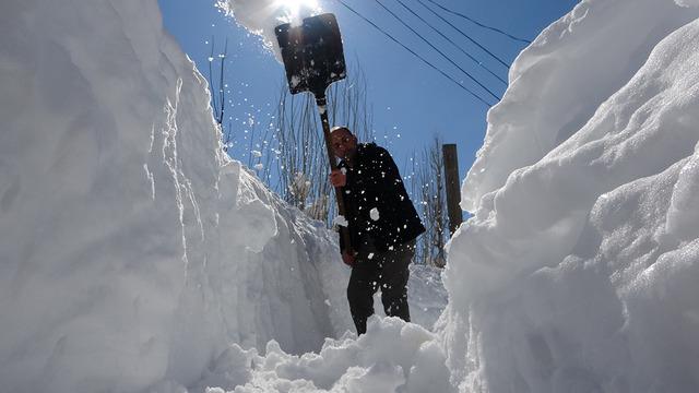 Kardan tünel yapıp ulaşım sağlıyorlar! İnsan boyunu aşınca...