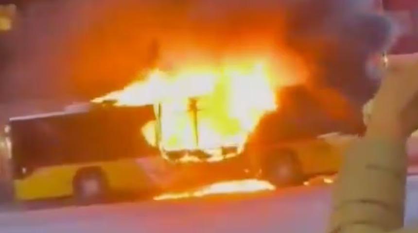 Otob&uuml;ste dehşet! Kendini ateşe verdi, faciada en az 6 kişi &ouml;ld&uuml;