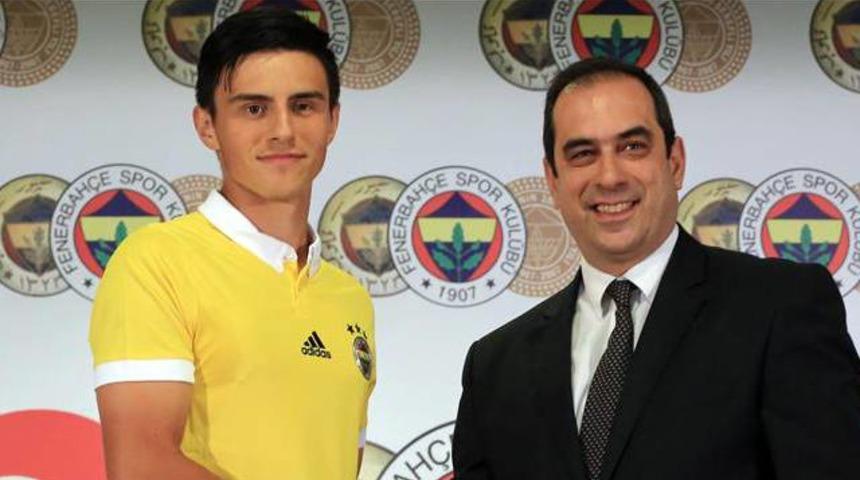 Aykut Kocaman, Eljif Elmas'ın y&uuml;z&uuml;ne bile bakmıyor