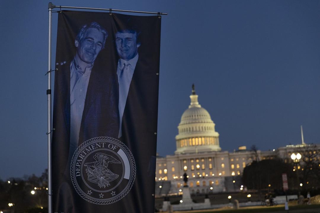 Başkentte olay heykel! Trump ve Epstein&rsquo;i &uuml;nl&uuml; pozla tasvir ettiler 2