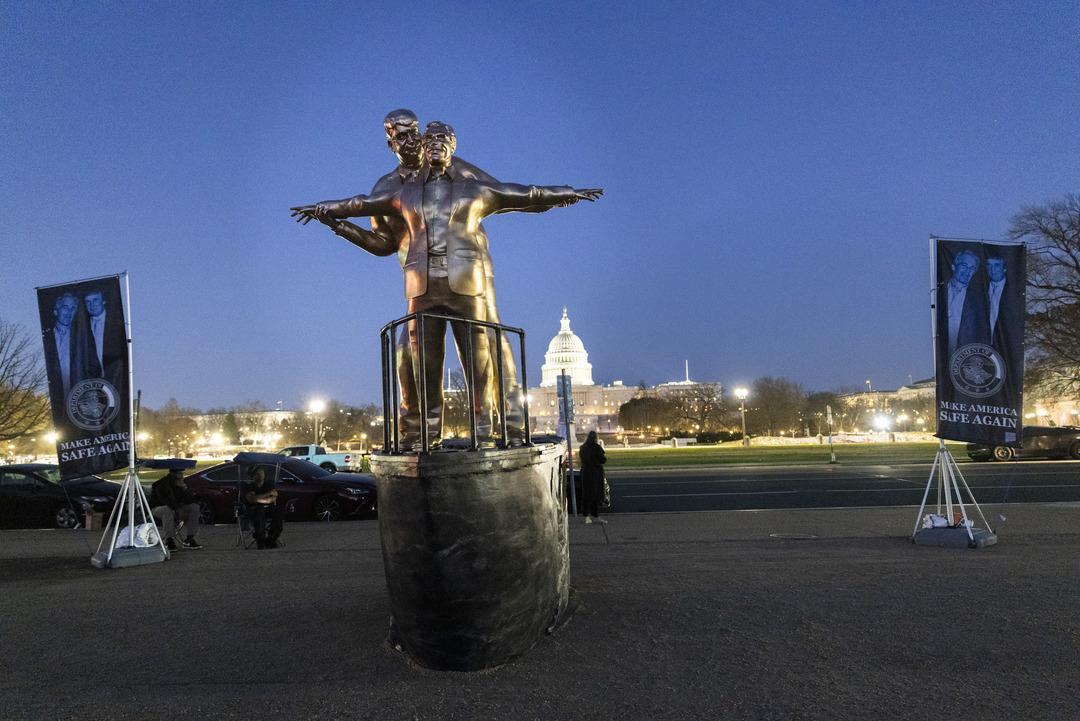 Başkentte olay heykel! Trump ve Epstein&rsquo;i &uuml;nl&uuml; pozla tasvir ettiler 3