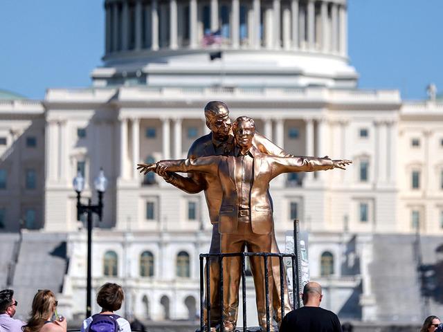 Dikkat &ccedil;eken eser! Trump ve Epstein heykeli dikildi