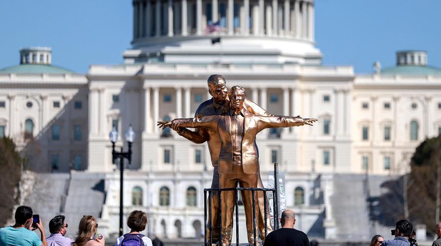 Başkentte olay heykel! Trump ve Epstein&rsquo;i &uuml;nl&uuml; pozla tasvir ettiler