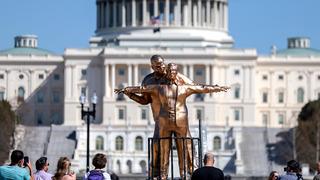 Başkentte olay heykel! Trump ve Epstein’i ünlü pozla tasvir ettiler