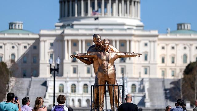 Başkentte olay heykel! Trump ve Epstein’i ünlü pozla tasvir ettiler