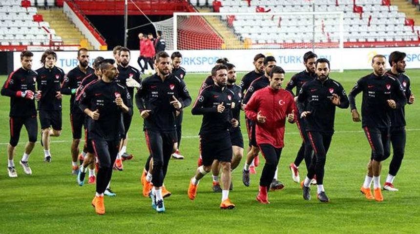 Abd&uuml;lkadir &Ouml;m&uuml;r ve Mehmet Zeki &Ccedil;elik &Uuml;mit Milli Takım'a g&ouml;nderildi