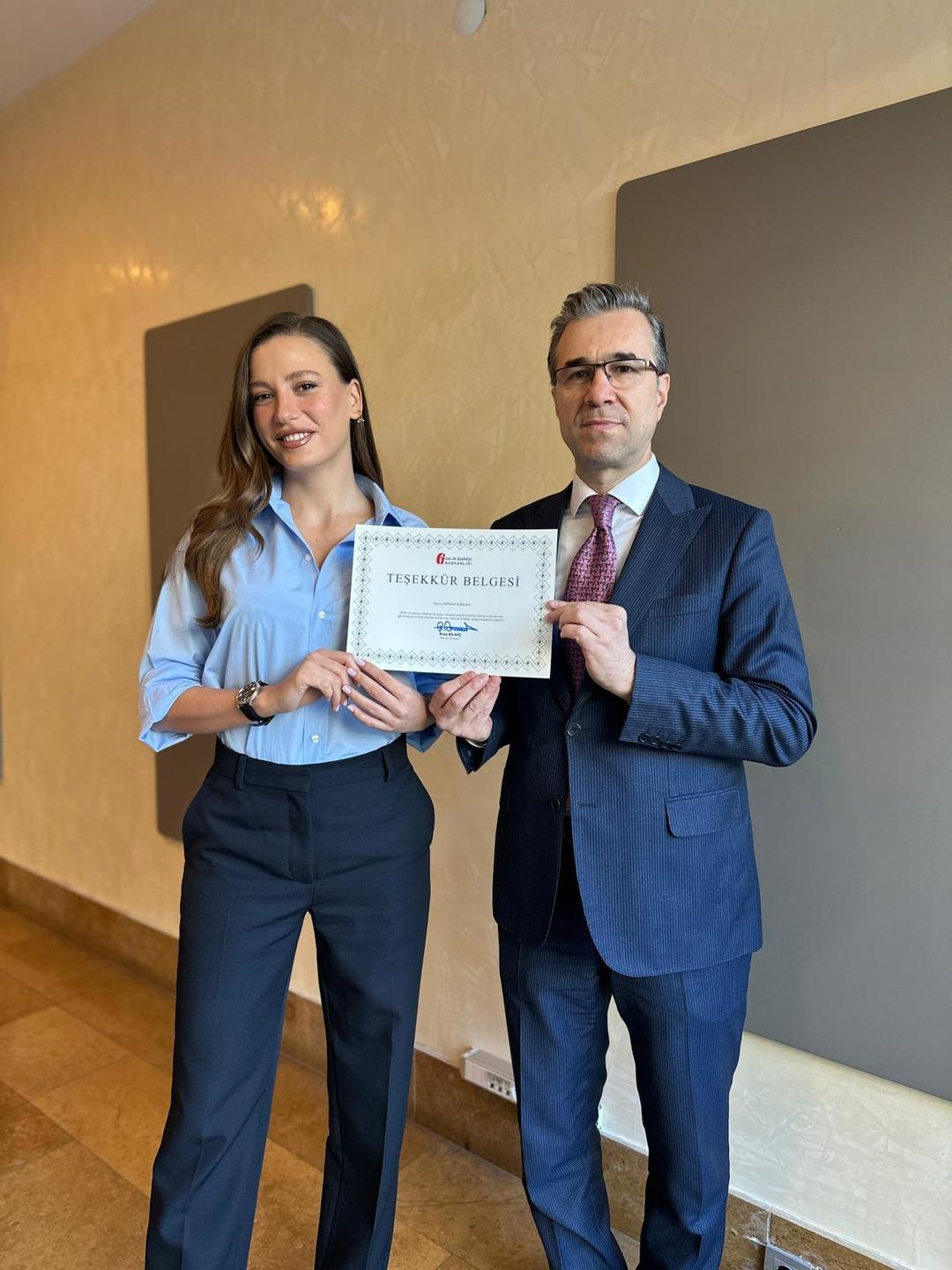 Serenay Sarıkaya &ouml;demeleri geciktirmedi! Teşekk&uuml;r belgesi aldı 1