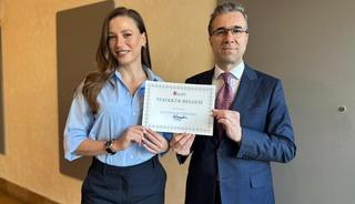 &Ouml;demeleri geciktirmedi! Teşekk&uuml;r belgesi aldı