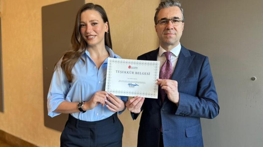 Serenay Sarıkaya &ouml;demeleri geciktirmedi! Teşekk&uuml;r belgesi aldı