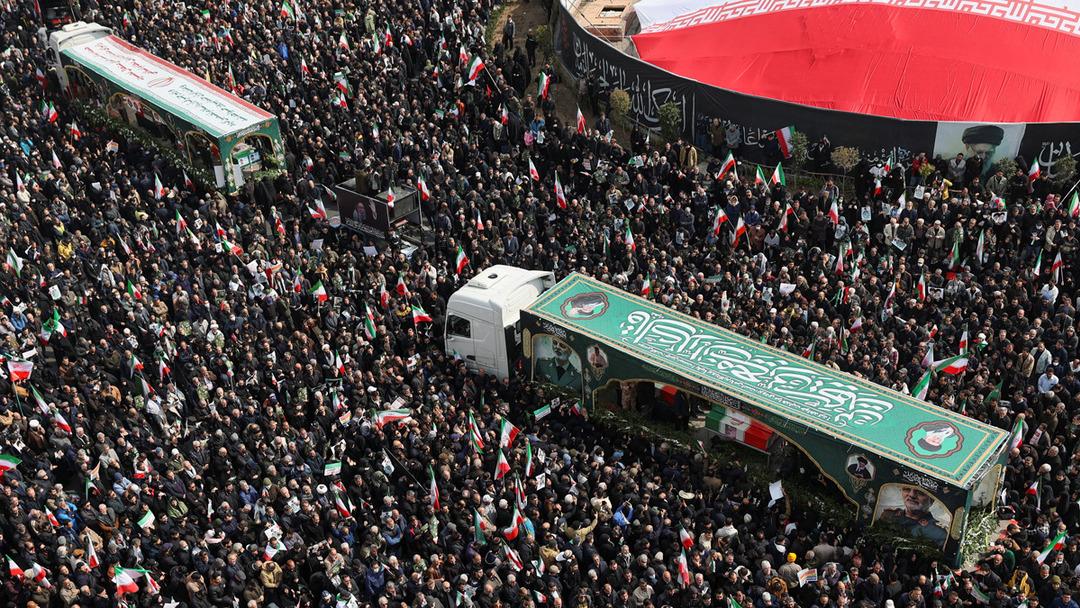 İranlı komutanlara g&ouml;vde g&ouml;sterisi gibi cenaze! Tırlarla getirdiler, 'Devrim' meydanı doldu taştı