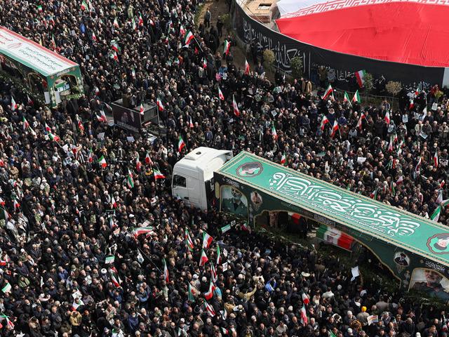 G&ouml;vde g&ouml;sterisi gibi cenaze! Tırlarla getirdiler...