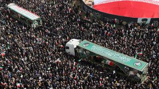 İranlı komutanlara gövde gösterisi gibi cenaze! Tırlarla getirdiler, 'Devrim' meydanı doldu taştı