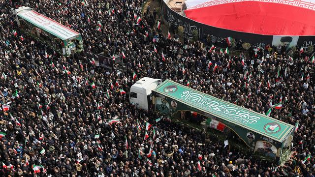 İranlı komutanlara gövde gösterisi gibi cenaze! Tırlarla getirdiler, 'Devrim' meydanı doldu taştı