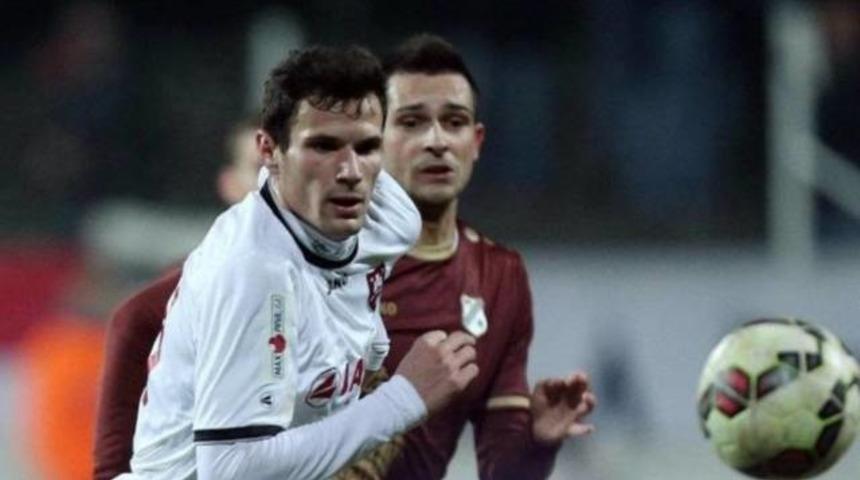 Hırvat futbolcu sahada hayatını kaybetti