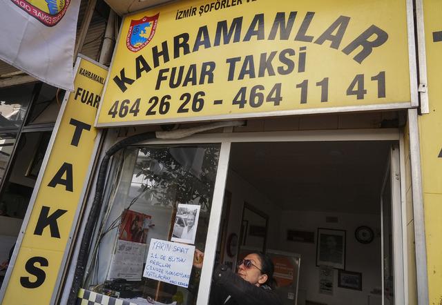 İzmir de &ouml;ld&uuml;r&uuml;len taksici son yolculuğuna uğurlandı 8